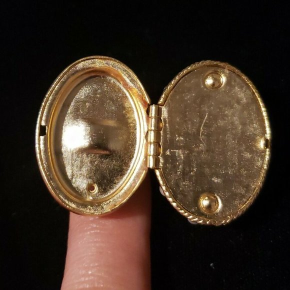 Large Oval-Shaped Lattice Dome Locket Ring With Faux Pearls by Avon - Picture 8 of 12